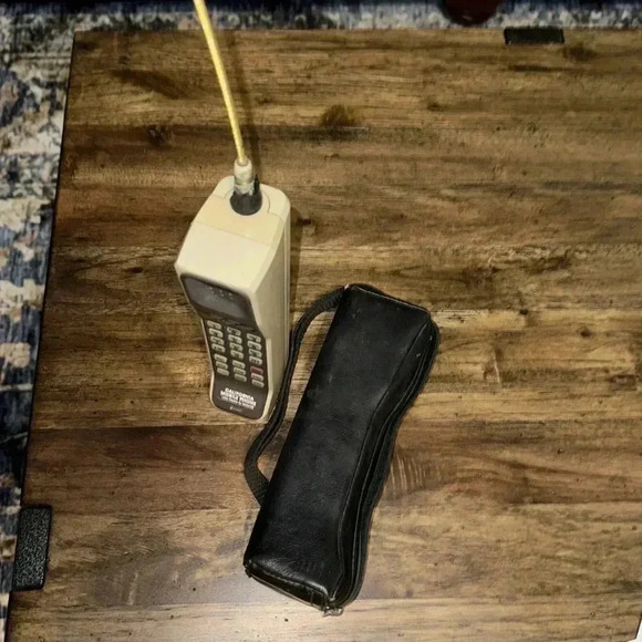 VTG RARE California Mobile Cell Phone Ultra Classic by Motorola w/Antenna & Bag - Picture 13 of 17